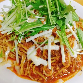 ミートソーススパゲティー　炙りチーズ　水菜乗せ